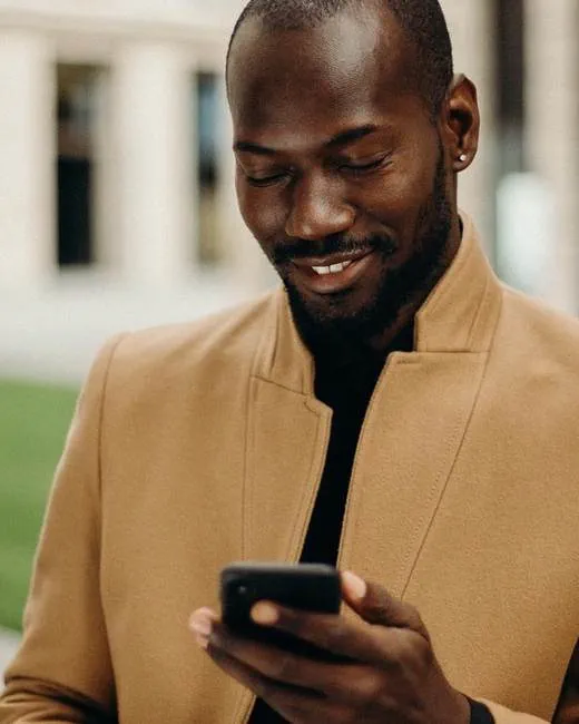 Man using the Hydropool Referral app on his phone